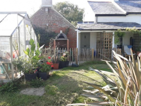 Tiny Cottage for couples in the countryside, Shalfleet